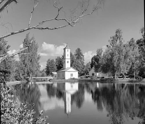 Безкоштовне стокове фото на тему «Будівля, відображення води, відтінки сірого»