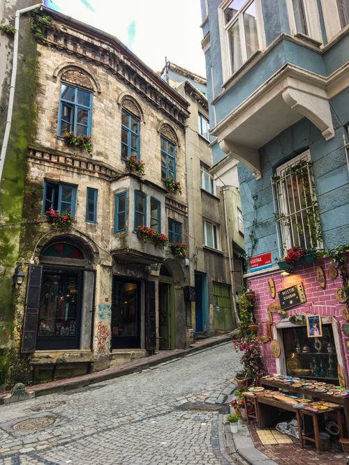 Free Quaint alleyway in İstanbul with historic buildings and vibrant storefronts, capturing Turkish culture. Stock Photo