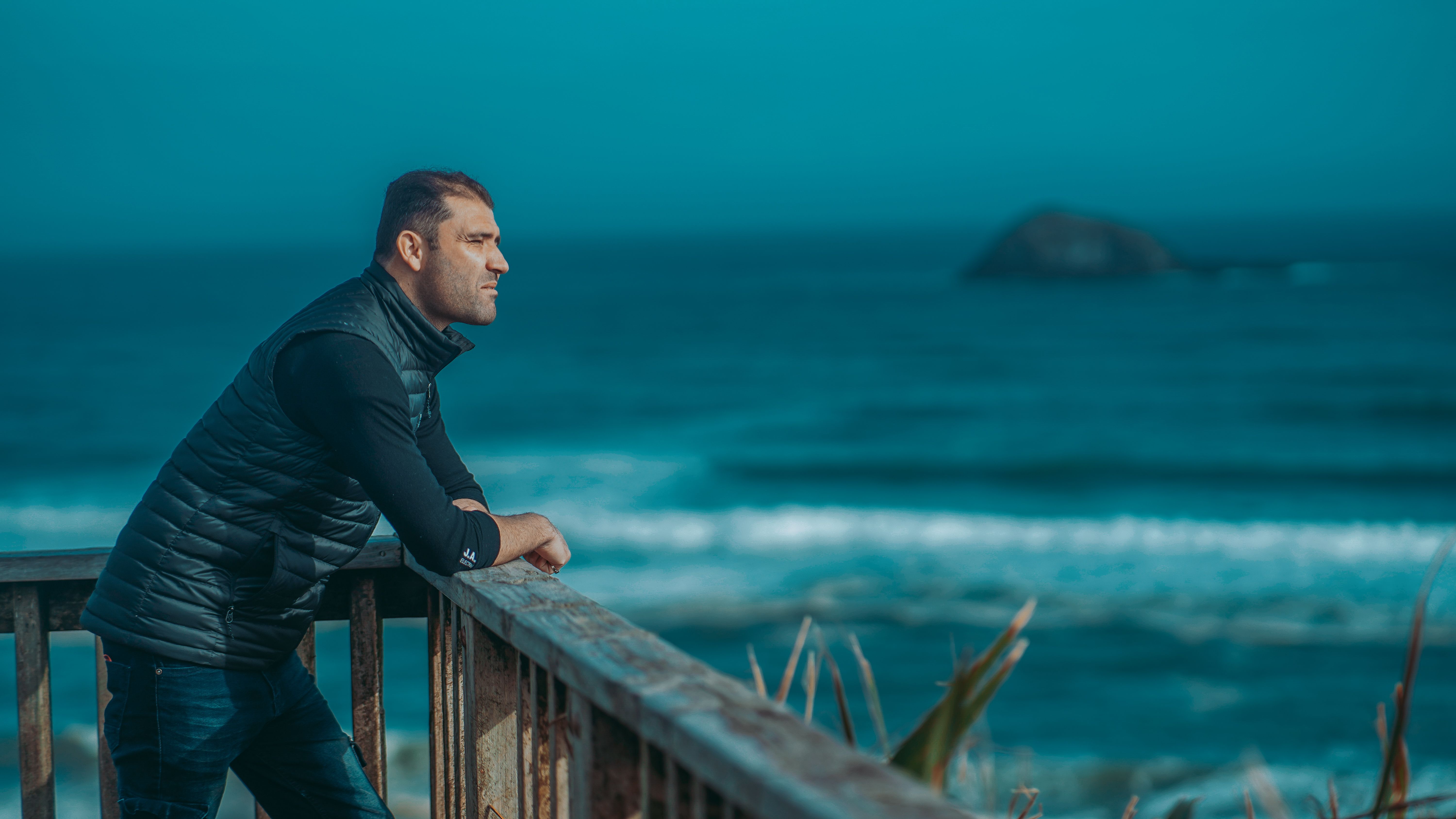 Side View of a Man Looking to the Sea · Free Stock Photo