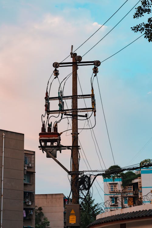 Photos gratuites de contre-plongée, fils électriques, haute tension