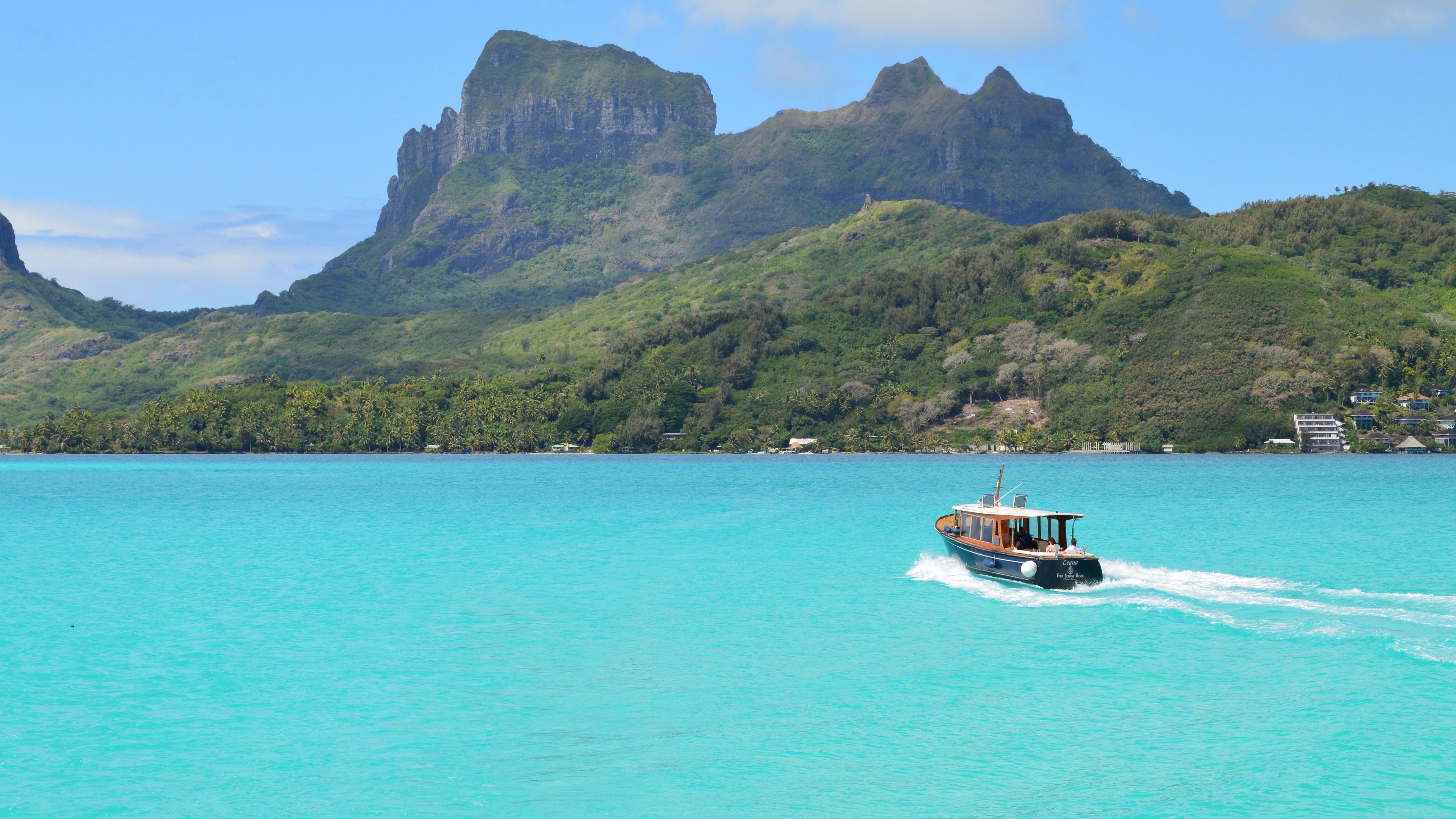 Bateau de croisière au coucher de soleil à Bora Bora