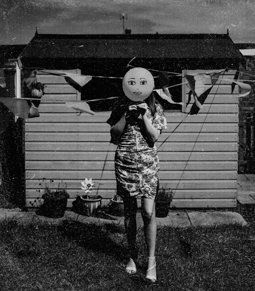 Bezpłatne Darmowe zdjęcie z galerii z balon, czarno-biały, kobieta Zdjęcie z galerii