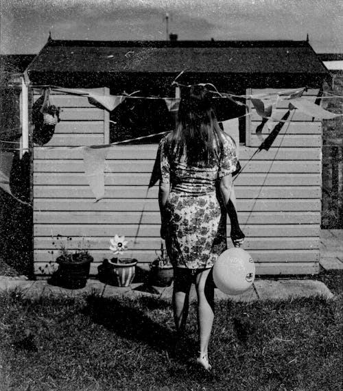 Bezpłatne Darmowe zdjęcie z galerii z balon, czarno-biały, kobieta Zdjęcie z galerii