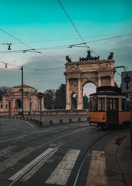 Безкоштовне стокове фото на тему «porta sempione, вертикальні постріл, Вулиця»