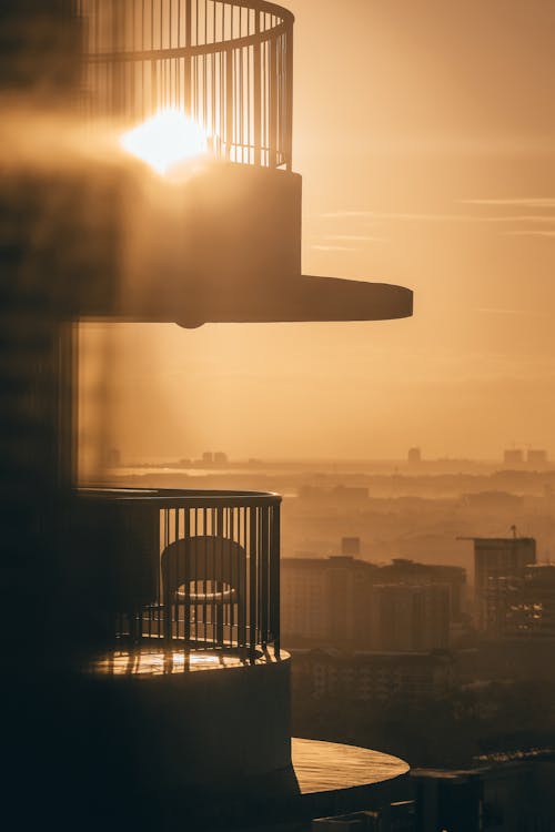 Kostenloses Stock Foto zu apartments, balkone, dämmerung