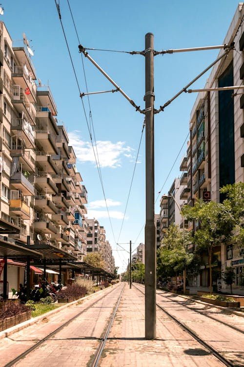 Foto profissional grátis de Bonde, edifícios, estrada de ferro