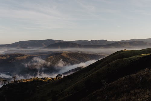 Gratis stockfoto met bewolkt, dronefoto, groene bergen