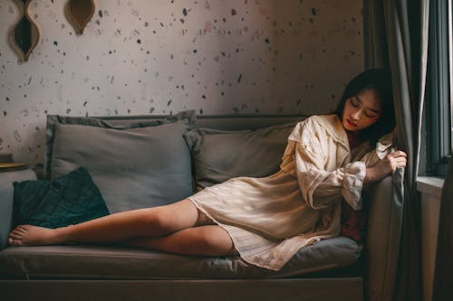 Kostenloses Stock Foto zu asiatische frau, couch, drinnen