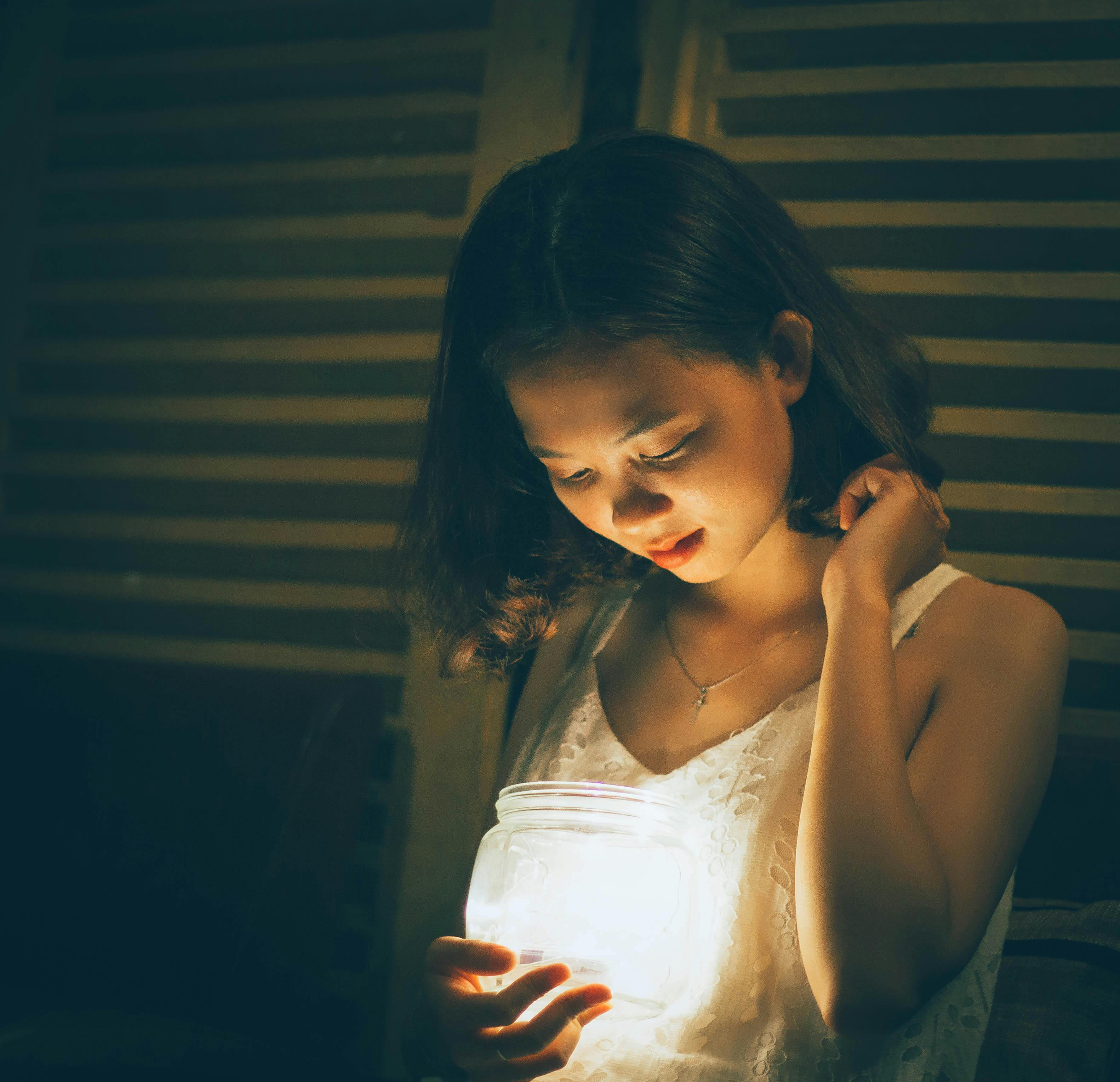 Frau, Die Glas Mit Licht Neben Fenster Hält · Kostenloses StockFoto