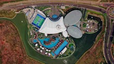 印度尼西亚帕格丹根一座带游泳池和网球场的独特现代建筑鸟瞰图