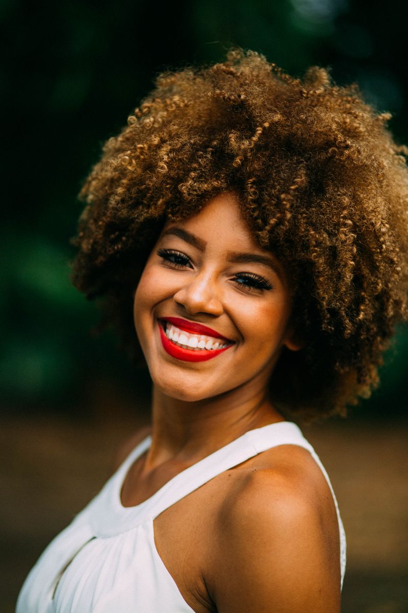 Femme afro cheveux naturels brillants après soin
