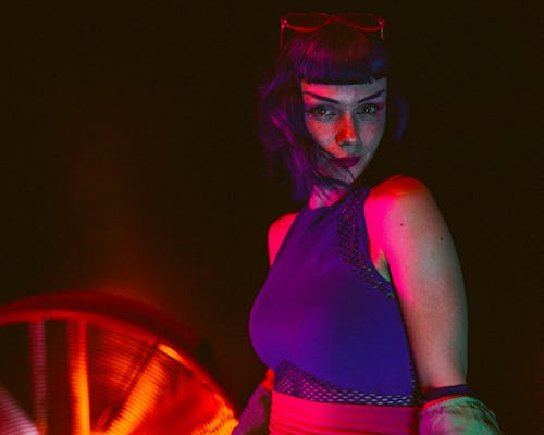 Moda e mistério com luzes coloridas