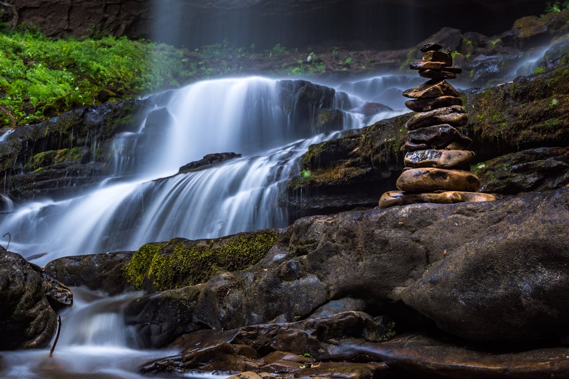 бесплатная Балансирующие камни на водопадах Стоковое фото