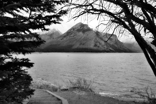 dağlar, dik, göl içeren Ücretsiz stok fotoğraf