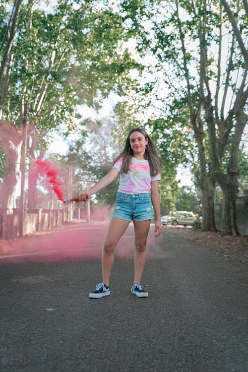 Základová fotografie zdarma na téma adolescent, barevný dým, držení