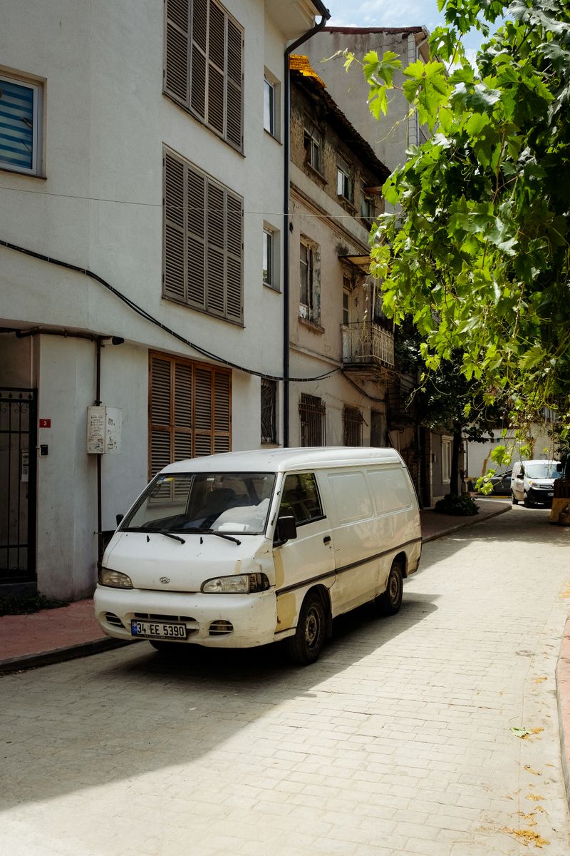Hyundai H1 family van used for Holy Makkah Taxi transfers