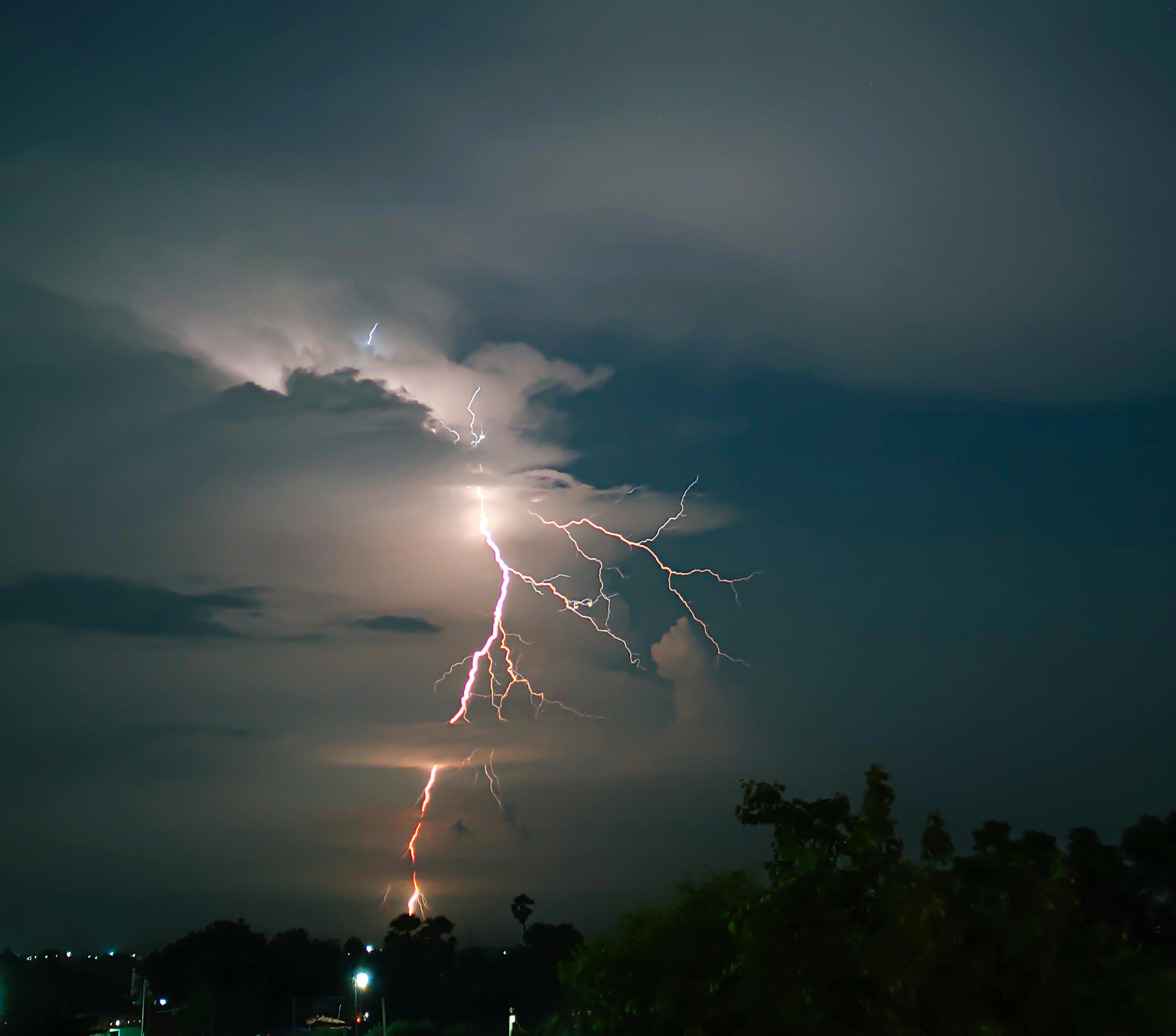 lightning strike on the sky during night time