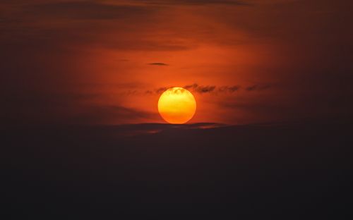 Free A breathtaking view of the sun setting over the landscape, with vivid orange hues. Stock Photo