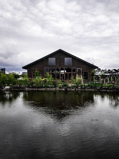 Foto stok gratis air, danau, eksterior bangunan