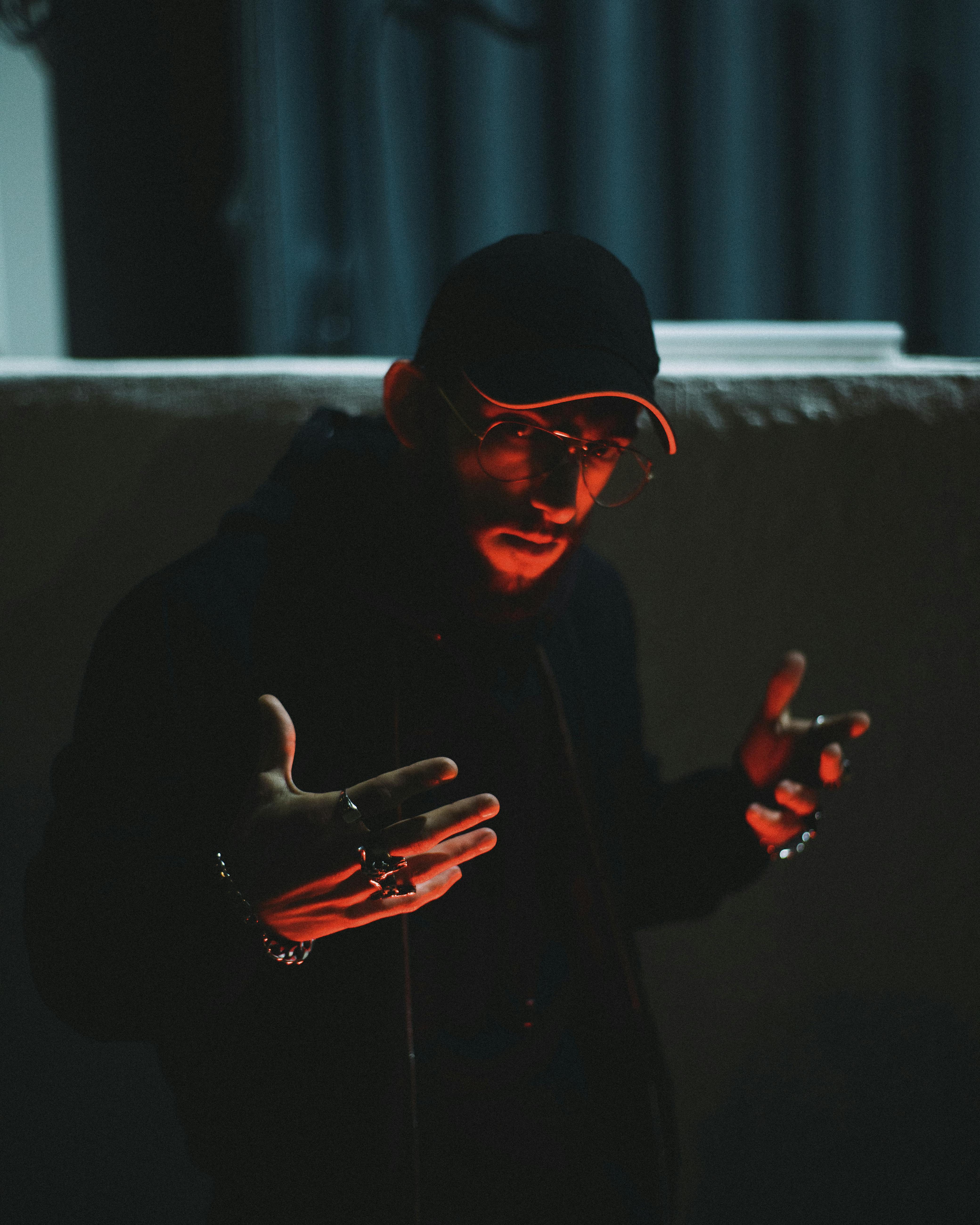 Miễn phí Ảnh lưu trữ miễn phí về ánh sáng đỏ, áo hoodie, bắn dọc Ảnh lưu trữ