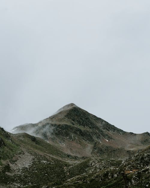 Безкоштовне стокове фото на тему «біле небо, вертикальні постріл, гора»