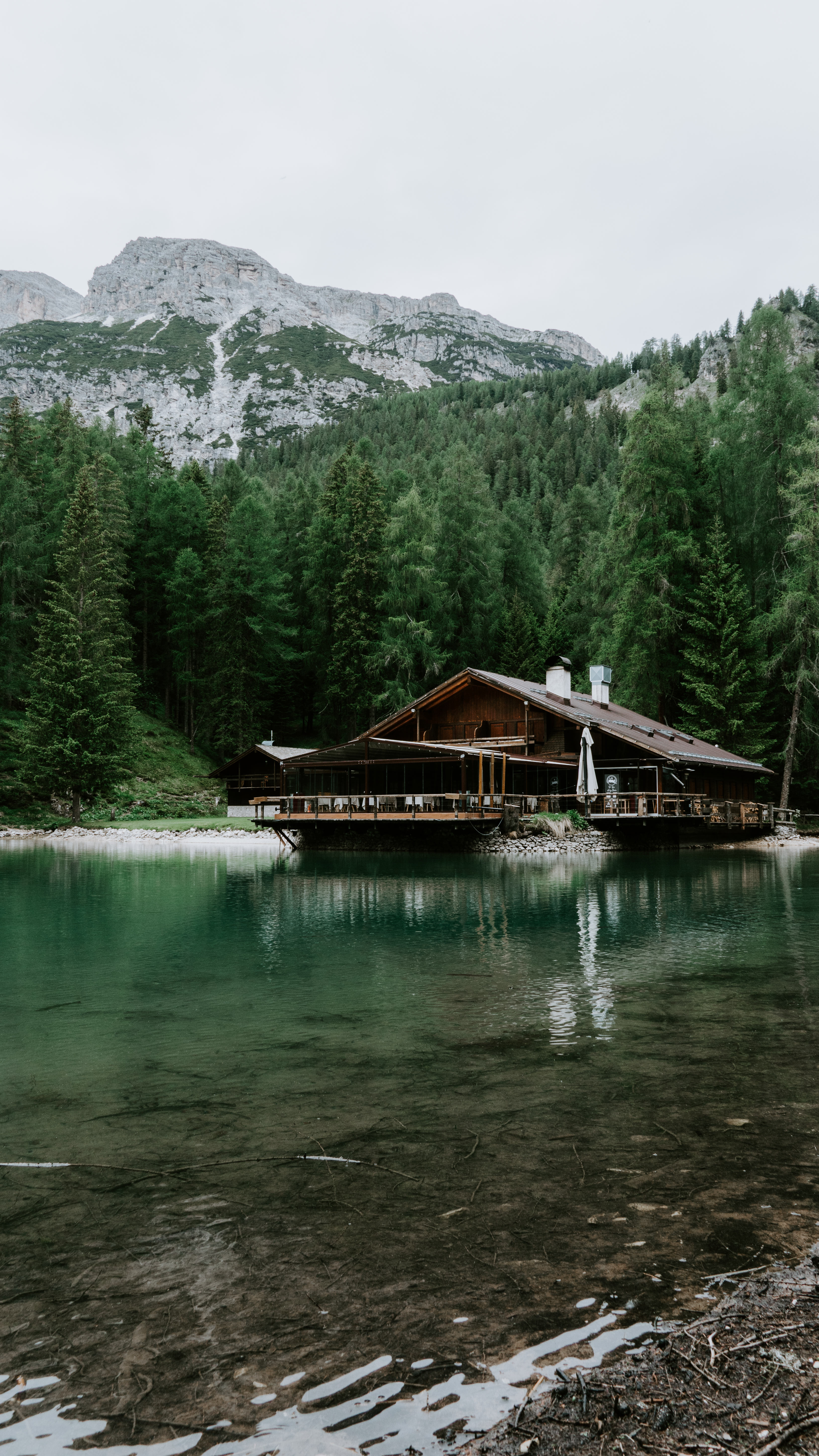 Wooden House in the Forest near the Lake · Free Stock Photo