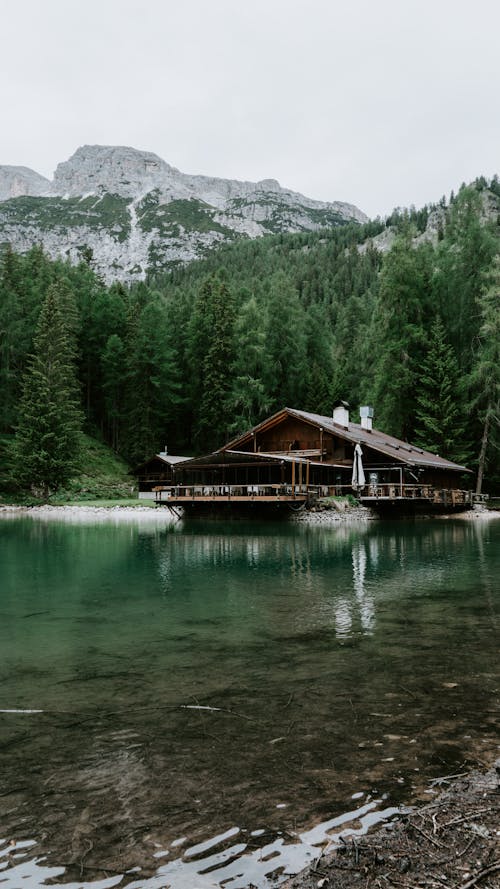 Darmowe zdjęcie z galerii z drewniany dom, góry, jezioro