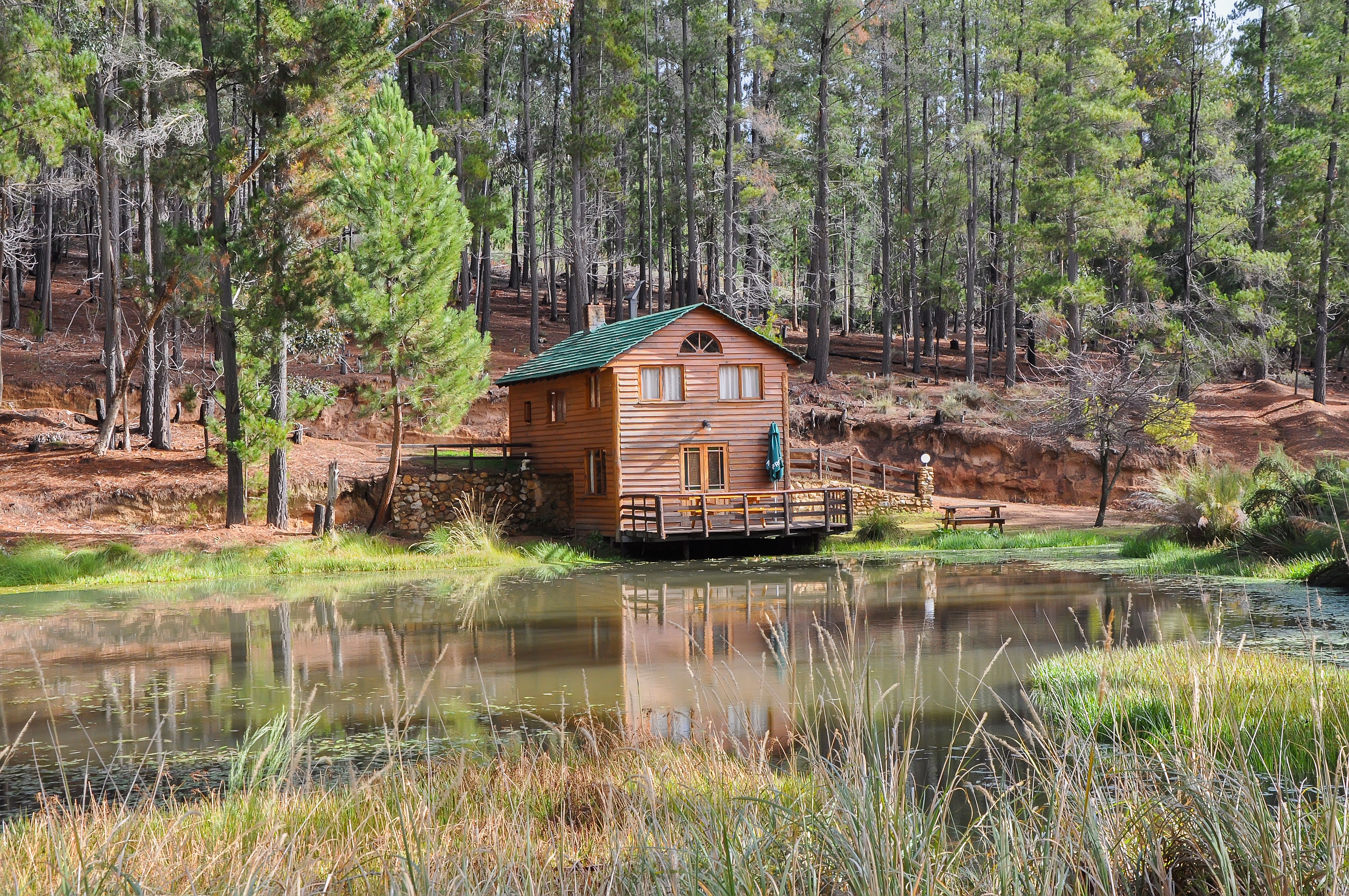 wooden House Beside a Lake · Free Stock Photo