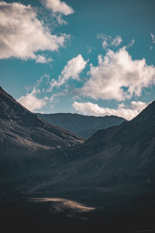 Free Serene mountain view with dramatic clouds in a natural setting, perfect for nature enthusiasts. Stock Photo