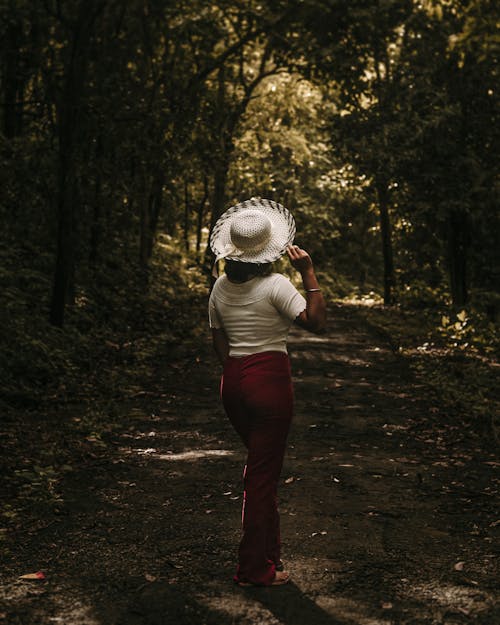 Free Back View of a Woman Wearing a Straw Hat Stock Photo