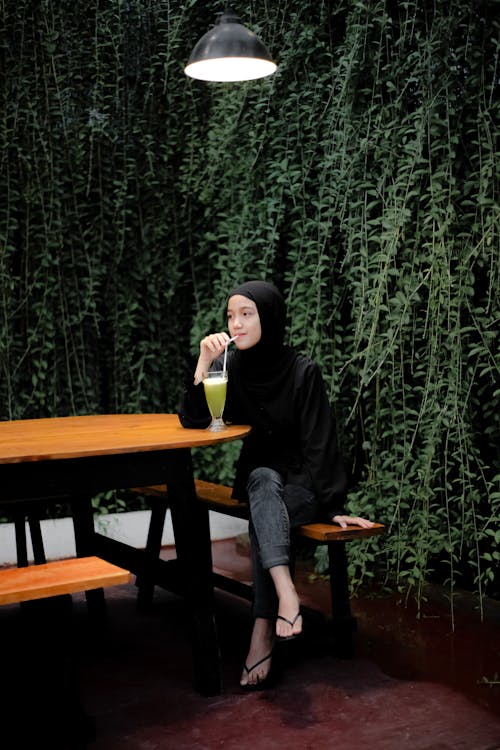 Foto stok gratis bangku kayu, duduk, jilbab hitam