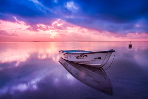 Free White Boat in Body of Water Stock Photo