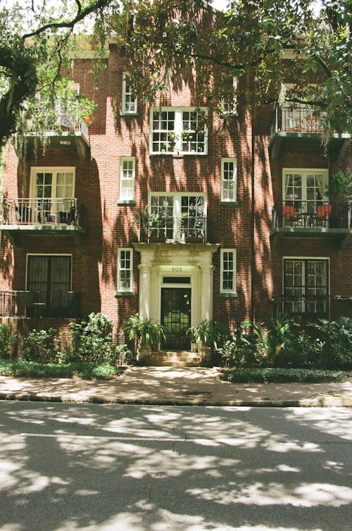 Photos gratuites de arbres, architecture, balcons