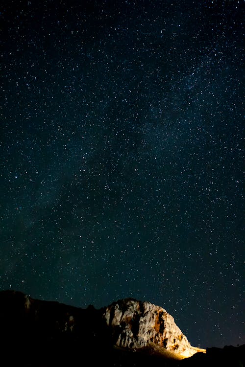 Бесплатное стоковое фото с вертикальный выстрел, гора, звездная ночь
