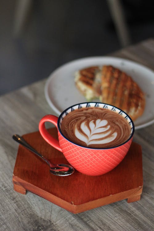 ahşap tepsi, caffee, cappuccino içeren Ücretsiz stok fotoğraf