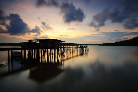 宁静的湖滨、码头轮廓与日落天空，非常适合大自然爱好者