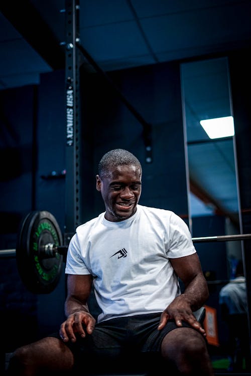 Foto profissional grátis de academia de ginástica, afro-americano, calção preto