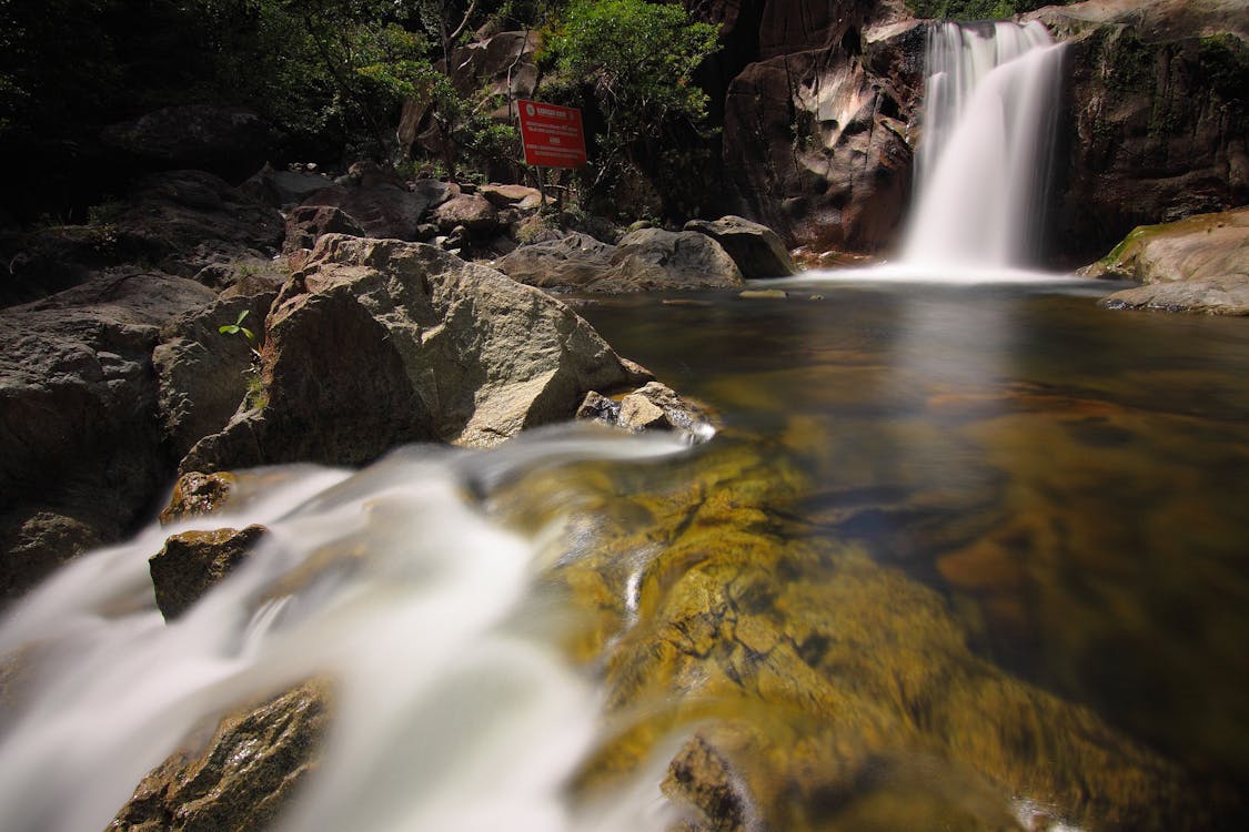 бесплатная Пейзаж водопадов в дневное время Стоковое фото