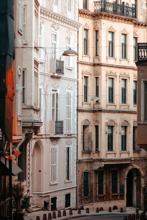 Free Elegant urban street with traditional classic facades, showcasing architectural charm. Stock Photo