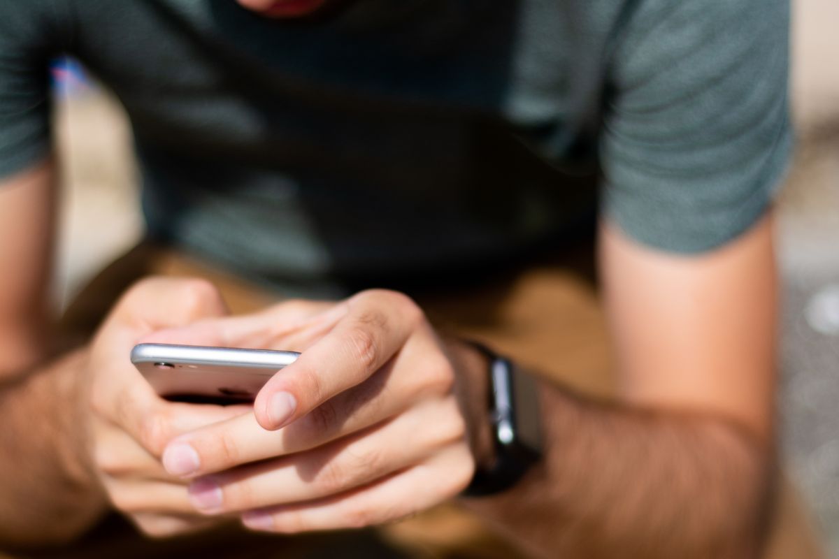 Elde tutulan akıllı telefon ekranı mobil bahis deneyimini gösteriyor