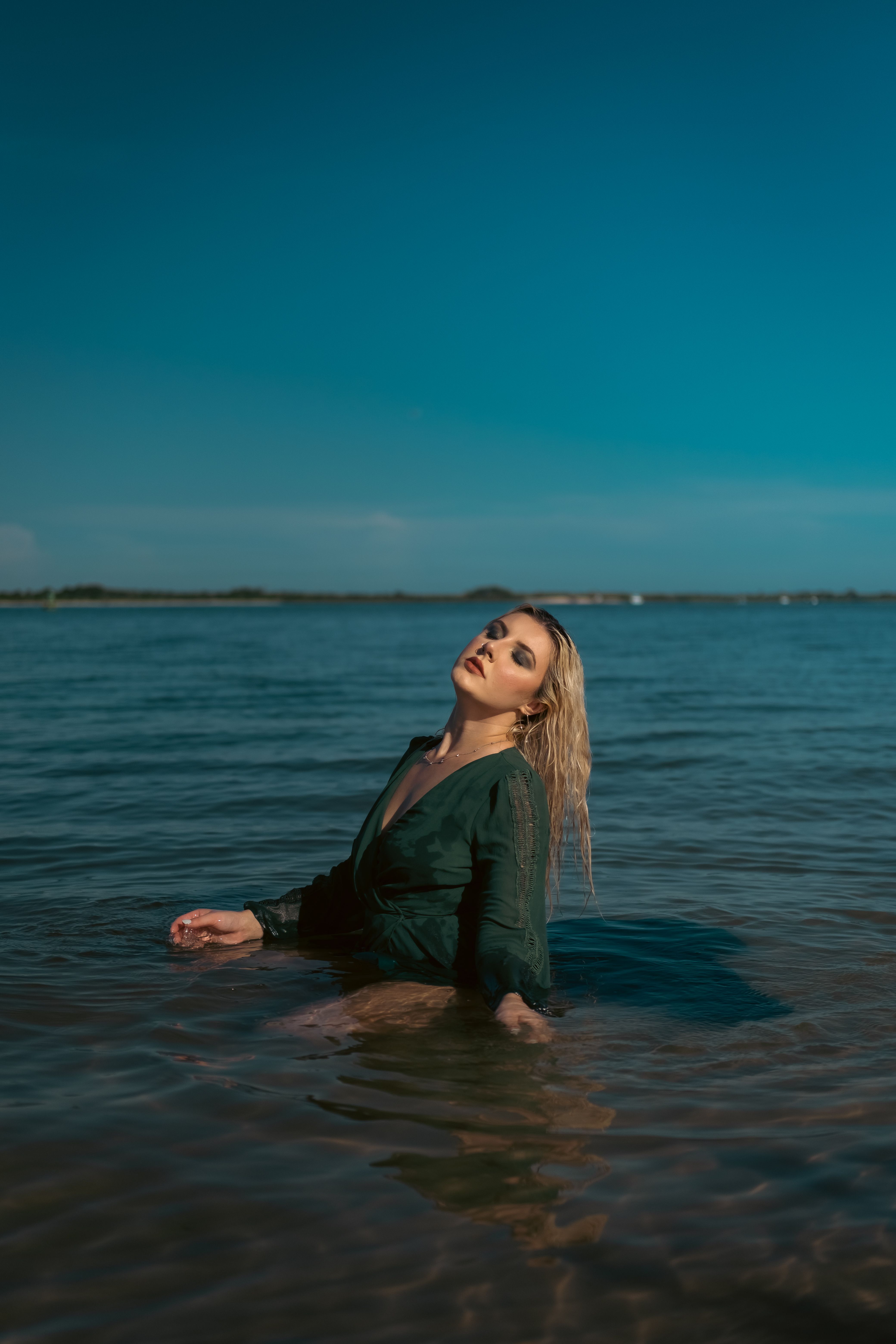 Блондинка у воды фото Блондинка у воды фото