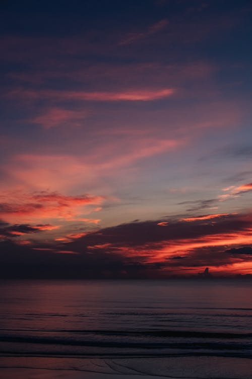 Foto profissional grátis de alvorecer, cair da noite, céu com cores intensas