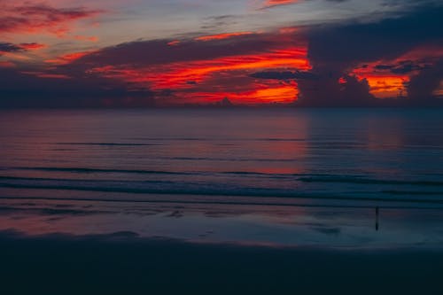 Fotobanka s bezplatnými fotkami na tému dramatická obloha, horizont, krajina pri mori