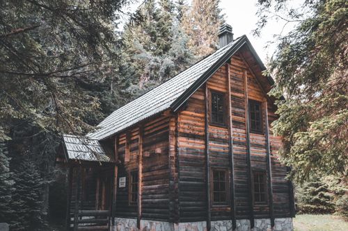 Free Charming wooden cabin nestled in the lush forests of Žabljak, Montenegro. Ideal for nature lovers. Stock Photo