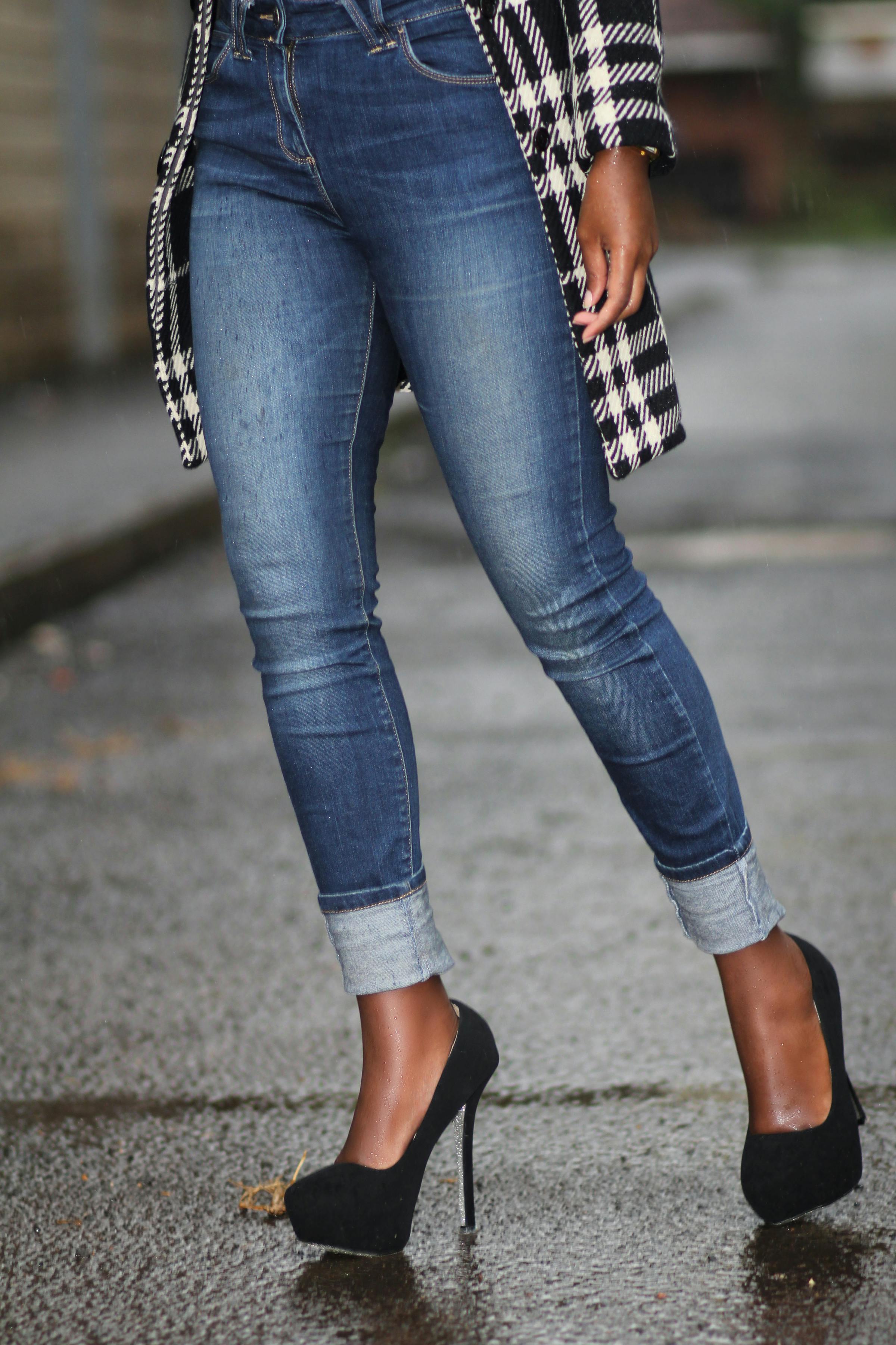 Simple black heels. Blue jeans. : r/HighHeels