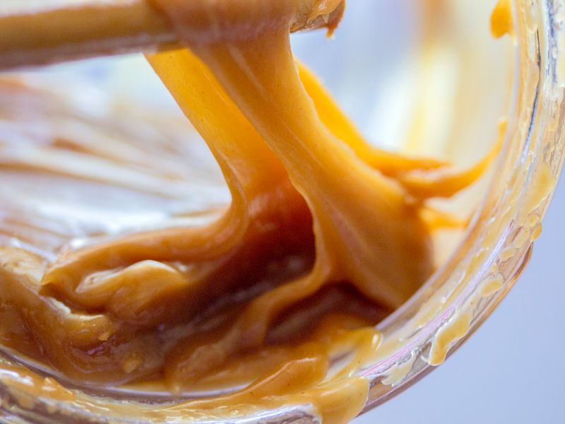 Caramel au beurre salé coulant et doré dans un pot