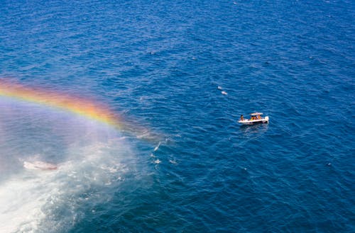 Immagine gratuita di arcobaleno, barca, mare