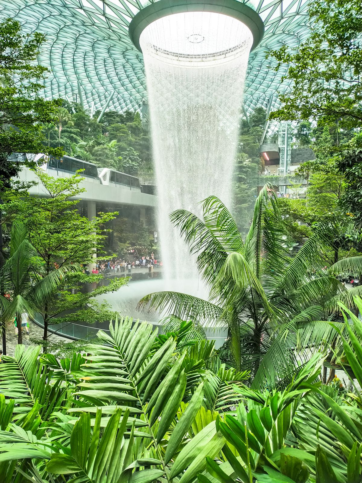 Thác nước trong nhà tại sân bay Jewel Changi