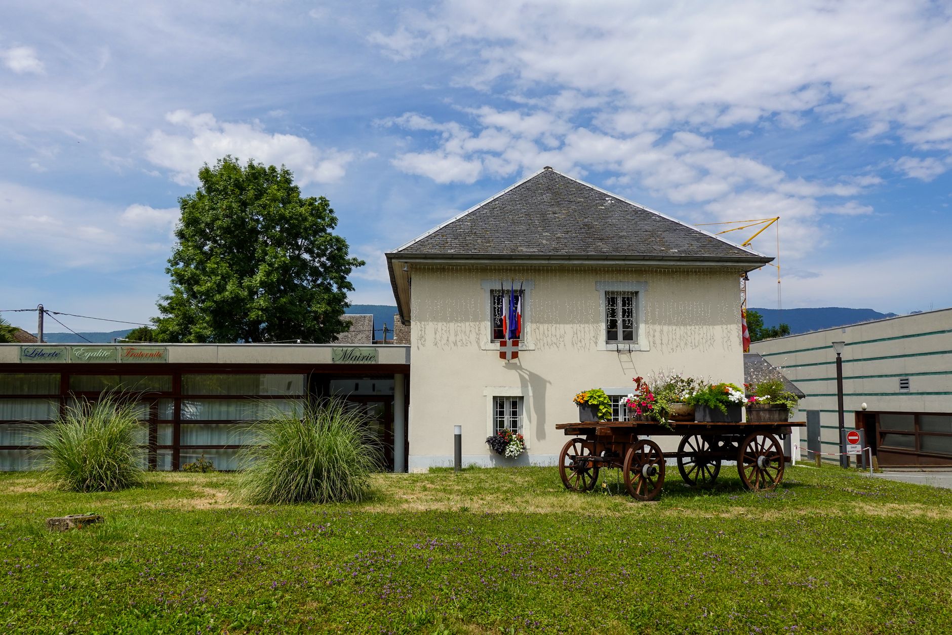 Idyllic rural house scene with a decorative wagon and flowers, perfect for a country vibe.