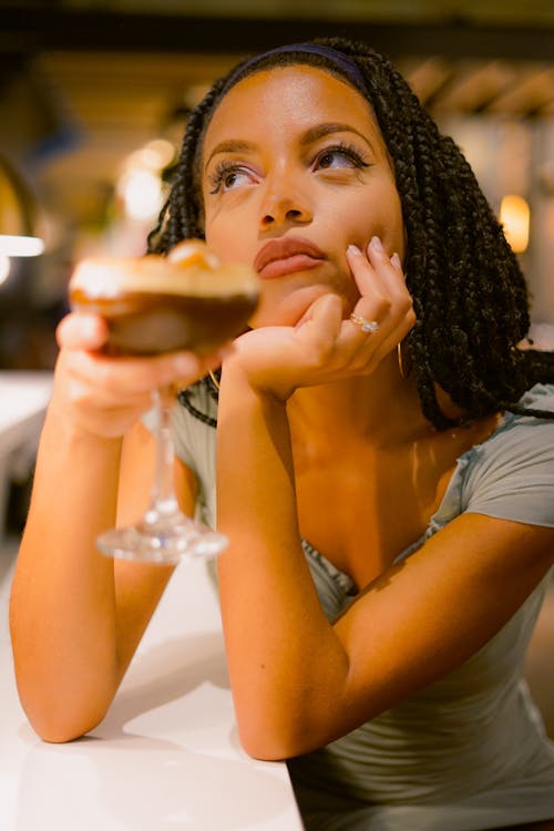 Ilmainen kuvapankkikuva tunnisteilla afro punokset, afroamerikkalaiset naiset, cocktailjuoma